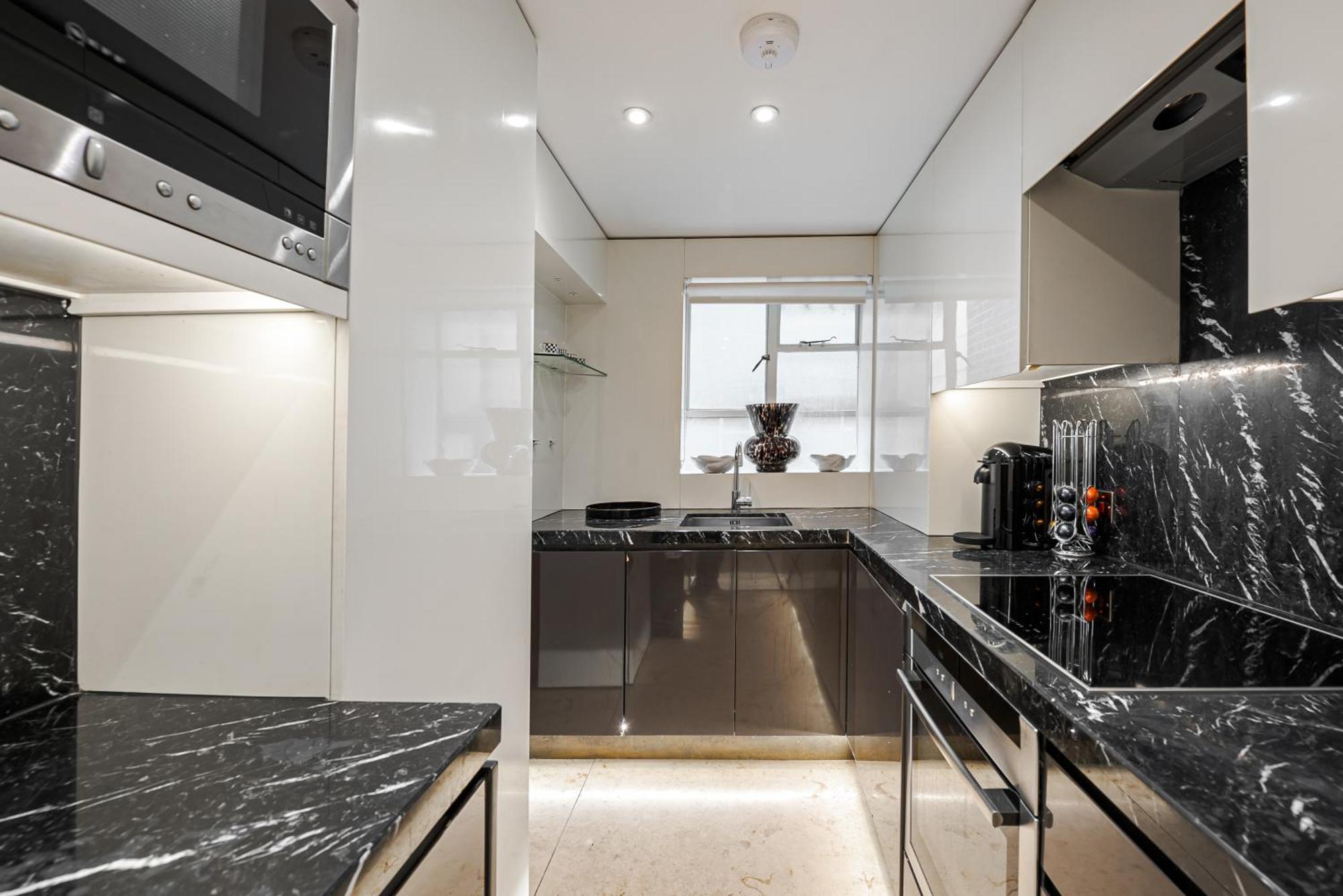 Modern Knightsbridge Apartment With Balcony Overlooking Harrods Prime Location London Exterior foto