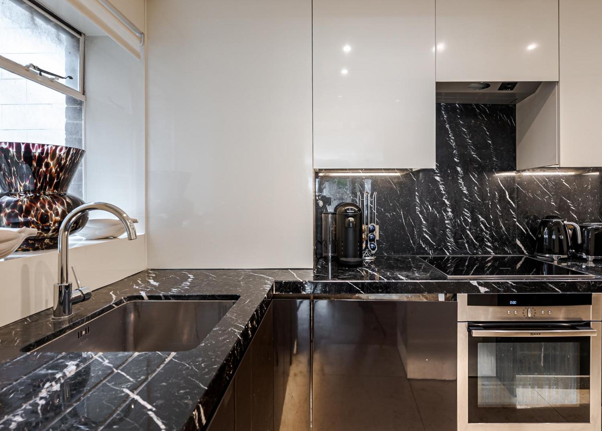 Modern Knightsbridge Apartment With Balcony Overlooking Harrods Prime Location London Exterior foto